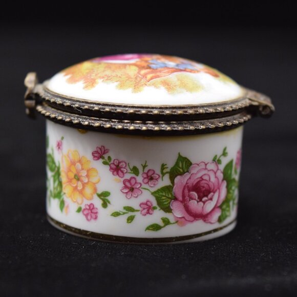 Vintage Golden Peak Courting Couple Pill Box Porcelain Small Renaissance Floral - Picture 5 of 13
